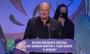 O escritor rui cardoso martins divide o seu trabalho entre projectos de televisão e cinema, crónicas de tribunal, aulas, romances e teatro. Rui Cardoso Martins Recebeu Ontem Edicoes Tinta Da China Facebook