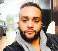 Moses, 24, dök ner i vattnet och fångade gäddan med en hand