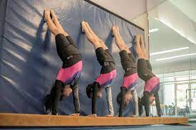 Untuk mengawali gerakan sikap lilin terlebih dahulu badan terlentang secara perlahan kaki diangkat ke atas dengan otot perut dan bantuan tangan. Roll Depan Physical Ed Quizizz