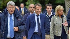 Ha sido secretario de estado, miembro del parlamento francés y del parlamento europeo en diferentes periodos. Quand Philippe De Villiers Souffle A L Oreille D Emmanuel Macron Lci