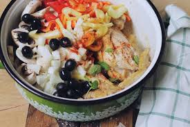 E un amestec de ciuperci, ceapa, ardei gras, morcov si se pun ciupercile peste amestecul de ceapa si ardei, se presara cu un varf de cutit de sare si se pun pe foc iute. TocÄƒniÅ£Äƒ De Pui Cu Ciuperci Si MÄƒsline Adi HÄƒdean