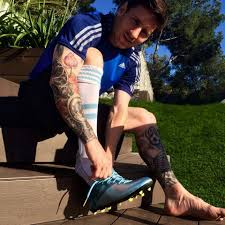 En esa parte del cuerpo, el chico tiene un enorme tatuaje con una de las imágenes más recordadas del astro. Los Tatuajes De Lio Messi En El Brazo Derecho Y El Pie