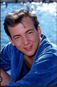 MACK THE KNIFE🎶 LIVE 🔪 🔪🦈 🦈🦈 “What song would you like to sing?…well,  Mack of course!” Called up from the audience as a guest singer at the John  Vincent Show. It