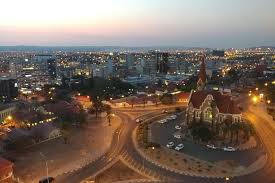Com uma área de 645 km² e 230.000 habitantes, tem uma densidade populacional de 356,6 habitantes por quilômetro quadrado. Windhoek Travel Namibia Africa Lonely Planet