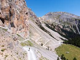 Abbandonato il vallone della cerveyrette si piega verso sud imboccando la valle d'izoard in impegnativa e rettilinea ascesa fino a le laus (1769m); Col Des Ayes Col D Izoard Loop My Cycling Challenge