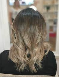 Alors que l'éclaircissement sur une base brune ressort particulièrement, cela ne sera pas le cas sur une base. Tie And Dye Blonds 20 Idees Pour L Adopter En 2020 Femme Actuelle