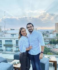 Associate professor of mechanical engineering. Claudia Mart Iacute N Y Su Esposo Sus Fotos M Aacute S Rom Aacute Nticas People En Espanol
