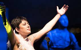Siz kimdiniz? diye sordum, melek mosso dedi, kimmiş neymiş. Melek Mosso Aslen Nereli Kac Yasinda Melek Mosso Ne Dedi Konser Olayi Internet Haber
