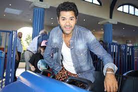 Les boucles de sa chevelure encadrent le visage de la divinité qui possède une barbe soigneusement taillée. Jamel Debbouze Comment A T Il Perdu Sa Main Et La Mobilite Du Bras