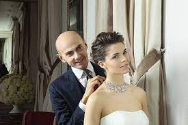 Per chi cerca idee di acconciature mamma della sposa ricercate ci sono gli hairstyle che uniscono l'eleganza dello chignon allo stile inimitabile del french twist, da completare se vogliamo con inserti di perle. Gioielli Sposa Quali Indossare E Consigli Di Bon Ton