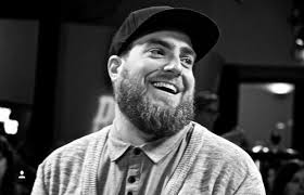 Suite aux photos très osées de Maripier Morin, Phil Roy fait une parodie  hilarante