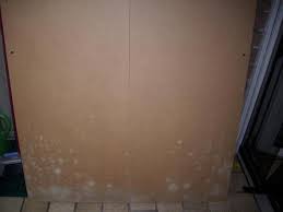 Dann können die anziehstücke auch selbst die geruchsquelle sein. Weisser Schimmel An Schrankruckwand Mietrecht Mobel