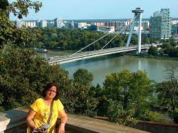 Σλοβακία < αγγλική slovakia < σλοβακική slovâk < πρωτοσλαβική *slověninъ («σλάβοι»). Mpratislaba H Omorfh Prwteyoysa Ths Slobakias