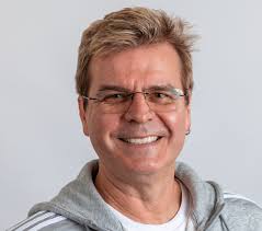 Learn about the Mentors helping entrepreneurs in our program