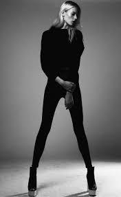 Black And White Fashion Photoshoot Simple But Striking Model Pose Black White Fashion Photography Photoshoot Ideas Fa Model Poses Photography Studio Photography Fashion Fashion Model Poses