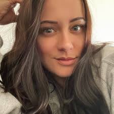 Who specializes in blonde balayage and layered cuts in Huntington Beach?