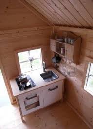 Kinderkuche Sandkasten Streichen Kinderspielhaus Im Garten Tipps Zur Einrichtung Dekoration In 2020 Shed Homes Childrens Playhouse