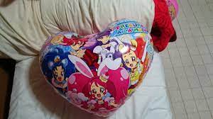インターネット通販アマゾンジャパンで購入したキラキラプリキュア アラモードやわらかビッグハートパンチで ハート型のビーチボールに輪ゴムにリングが付いてパンチボールのよう遊べます
