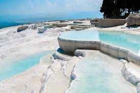 It is a large flowstone formation created by heavily mineralized springs flowing from a hillside. Pamukkale Turkei Franks Travelbox