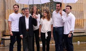 Juan manuel santos was born on august 10, 1951 in bogotá, colombia as juan manuel santos calderón. Los Otros Santos Que Siempre Estuvieron Acompanando A Juan Manuel En Su Gobierno