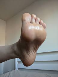 Who is gonna lick my sweaty feet?🥵🤤 | Scrolller