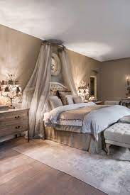 boven het bed in de grote slaapkamer werd een ronde spiegel voorzien zo wordt het effect romantische landelijke slaapkamers landelijke slaapkamers jeugdkamer
