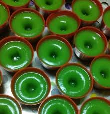 The kuih is a steamed rice cake made with tapioca flour and rice flour flavored with palm sugar and pandan, and eaten with grated coconut. Resepi Kuih Lompang Terbaik Dengan 4 Langkah Mudah