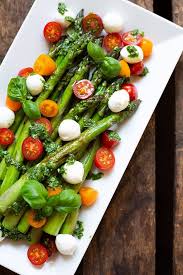 Spargel Caprese Salat Mit Basilikum Dressing Kochkarussell Rezept Caprese Salat Rezepte Caprese