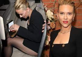 In 2020 was dekker te zien als presentatrice van de kennisquiz voor het blok bij de avrotros. Skarlett Johansson V Rvanyh Kolgotkah Posle Vecherinki Bafta