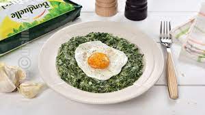Adăugăm spanacul crud sau dezghețat în tigaie, alături de făină. Spanac Cremos Cu Oua Cc Eng Sub Jamilacuisine Youtube
