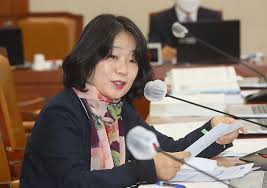 윤 의원이 기소된 뒤 이 인권운동가는 언론과의 인터뷰를 통해 법이 알아서 심판할 것이라며 소회를 밝혔어요. ì •ì˜ì—° íšŒê³„ ì˜í˜¹ ìœ¤ë¯¸í–¥ ì˜ì› ê²€ì°° ì¶œì„ ì‹ ì•„ì¼ë³´