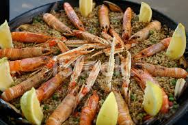 西班牙大鍋飯 （西班牙語： paella ，宽式 ipa ： /pa'eʎa/ ），又譯 西班牙海鮮燉飯 ，源於 西班牙 華倫西亞 ，在 當地語言 是「 鍋 」的意思（源於 拉丁語 的patella），而在 西班牙語 paella 專指此種飯，而製作此飯的鍋則叫做 paellera 。 è¥¿ç­ç‰™æµ·é²œé¥­ç…§ç‰‡ç´ æ Freeimages Com