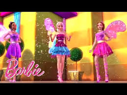Arriva barbie halloween, con tanti giochi, storie e adesivi per tanto divertimento. Italiano Trailer Di Barbie E La Magia Della Moda Barbie Italiano Youtube