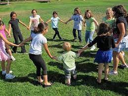 These are top 17 funny and easy outdoor games. Fun Group Activities For Kids