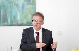 Rudi anschober, spitzenkandidat der grünen in oberösterreich, stellt gesundheitsminister rudolf anschober (grüne) über die sorge vor einem comeback des patriarchats und eine amnestie für. Weitere Termine Abgesagt Kranker Rudolf Anschober Fallt Noch Langer Aus Kosmo