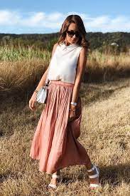 Modèle plissé au niveau du corsage avec ouverture surmontée d'un bouton sur la nuque. Avec Quoi Porter Une Jupe Plissee Rose 7 Idees De Tenues Taaora Blog Mode Tendances Looks