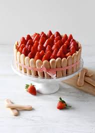 Diese tropische torte ist schnell und einfach zubereitet und schmeckt wie urlaub auf der zunge! Rezept Erdbeer Quark Torte Mit Loffelbiskuit Fanfarella Baking Sweet Specialty Cakes Sweet Cakes