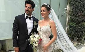 Yaz aylarında oyuncu fahriye evcen'a diktiği gelinlik, neslihan atagül'ün gelinliğine benzetilen modacı raşit bağzıbağlı, önceki gün nişantaşı'nda objektiflere takıldı. Fahriye Evcen Burak Ozcivit Dugun Fotograflari Fahriye Evcen Gelinlik Saci