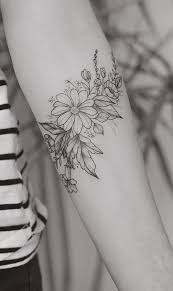 Black And White Daisy Flower Tattoo Romantische Daisy Flower Tattoos Cuff Tattoo Tattoos Trendy Tattoos