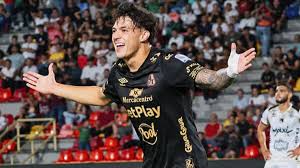 Exdelantero de Chivas se estrenó como goleador en el futbol de Colombia | VIDEO
