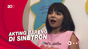 (instagram/@dinar_candy) dicium dinar candy, fero walandouw pun langsung ngakak gemas karena tak menyangka. Dinar Candy Bicara Isu Cinlok Dengan Fero Walandouw
