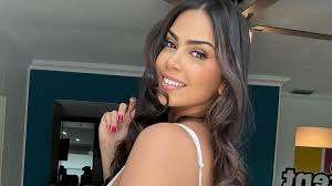 OnlyFans model sparks backlash after charging $100 an hour to be a fake  girlfriend at family Christmas dinners | Daily Mail Online