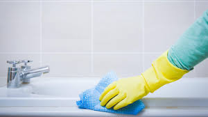 7 steps on how to clean shower doors with vinegar. How To Deep Clean Your Bathroom Quickly