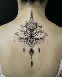 Lena S Mandala Lotus Flower Tattoo Daryl Inked The Tattoo On Her Back In Memory Of Danny And Em 2020 Tatuagem Tatuagem De Flor De Lotus Tatuagem De Flor