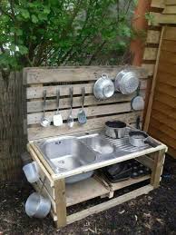 Instructions Pour Construire Une Cuisine De Jeu Avec Palettes Meuble En Palette En 2020 Evier Exterieur Mobilier Jardin Palette Exterieure