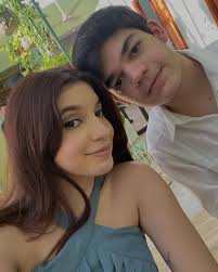 El sábado quede enamorada del maquillaje que me hizo Jen! Siempre que voy a  su estudio, salgo demasiado contenta.😍❤️ Les muestro fotos con mis  compañeros de boda.🧚🏻‍♀️