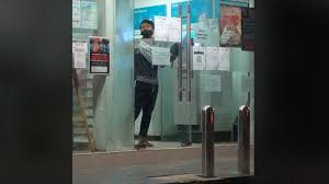 Buka tombol pintu yang terkunci dari dalam guna sekeping kertas. Panik Pria Terkunci Di Bilik Atm Mau Buka Pintu Malah Rolling Door Tertutup