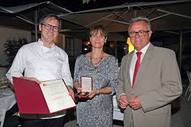 Max stiegl hat dafür klassische rezepte verfeinert und neue kreationen geschaffen, außerdem zeigt er max stiegl, geboren 1980 im slowenischen koper, war der jüngste koch der welt, der einen. Landesehrenzeichen Fur Haubenkoch Max Stiegl Eisenstadt