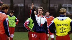 Far from cruyff's belief in judging players by eye and giving them freedom to play, van gaal was an. Louis Van Gaal Seine Karriere In Bildern Sportbuzzer De