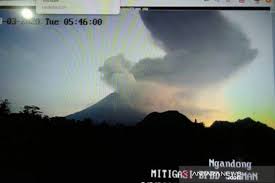 Awan panas gunung merapi meluncur sejauh 1.000 meter menuju kali krasak. Video Detik Detik Gunung Merapi Meletus 27 Maret 2020 Dari Jarak Dekat Pikiran Rakyat Com
